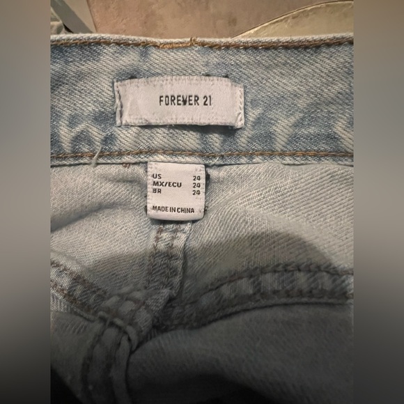 Forever 21 women’s ripped ankle and cropped jeans size 24 - Picture 2 of 4